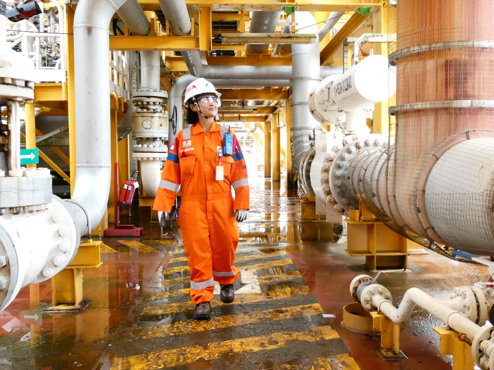 Perempuan di Garda Depan Energi Nasional: Kisah Tangguh dari Laut dan Daratan